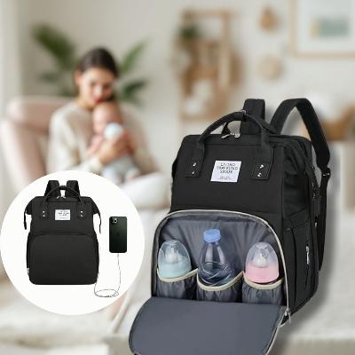 Sac à dos à langer AllDay Comfort noir élégant, avec matelas à langer intégré, poches isothermes et poche antivol. Mis en scène dans un intérieur lumineux et moderne, idéal pour les parents actifs.