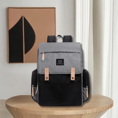 Sac à Dos à Langer ÉlégancePlus™ - Charbon Chic, élégant et pratique pour les parents modernes. Design gris foncé avec finitions en cuir, parfait pour toutes les sorties avec bébé.