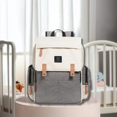 Sac à Dos à Langer ÉlégancePlus™ - Écru Élégance, un modèle raffiné aux tons beige et gris clair. Organisation optimale pour les essentiels de bébé lors des déplacements.