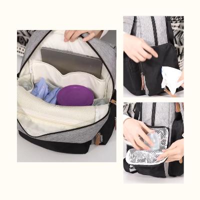 Le Sac à Dos à Langer ÉlégancePlus™ avec ses multiples poches et compartiments, adapté pour les promenades, voyages et pique-niques avec bébé.