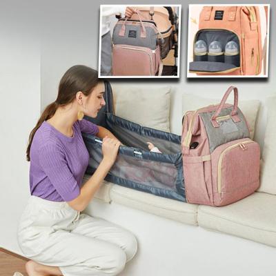 Sac à langer Nomade PeacePod™️ utilisé comme lit d'appoint pour bébé à la maison.