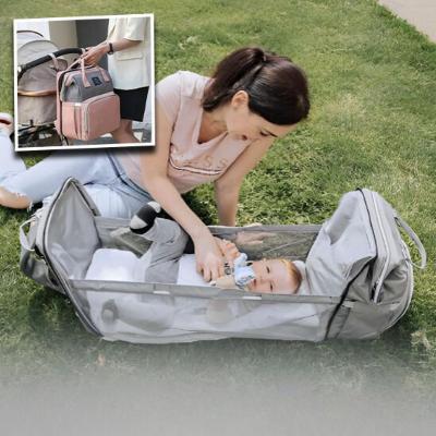 Sac à langer Nomade PeacePod™️ utilisé comme espace de repos pour bébé en extérieur.