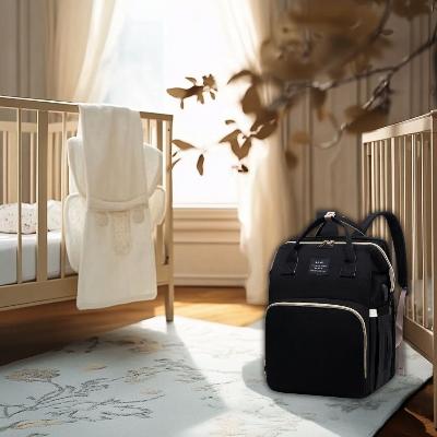 Sac à langer Nomade PeacePod noir, assorti au décor d'une chambre de bébé, parfait pour une touche sophistiquée et discrète.