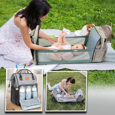 Sac à langer Nomade PeacePod™️ en ​​utilisation extérieure comme lit pour bébé.