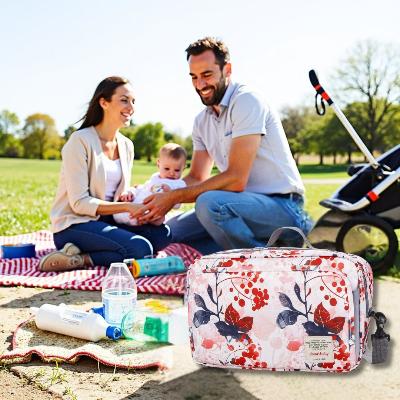  sac à langer bébé HappyNest™ Berry Lush, conçu pour des moments de partage en famille au parc, avec un design élégant et fonctionnel.