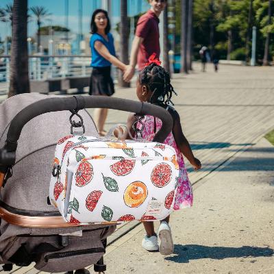 sac à langer bébé HappyNest™ Citrus Delight, conçu pour des balades sur le bord de mer, avec des sangles robustes et un design fruité.