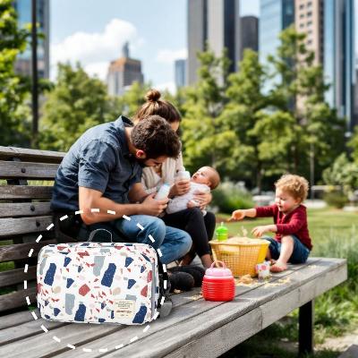 sac à langer bébé HappyNest™ Urban Geometric, parfait pour des sorties en famille au parc, avec un design moderne et pratique.