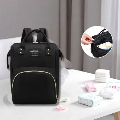 Sac à langer bébé Noir Classique en situation, avec un focus sur les poches de rangement organisées pour les couches et accessoires de bébé. Parfait pour une organisation impeccable.