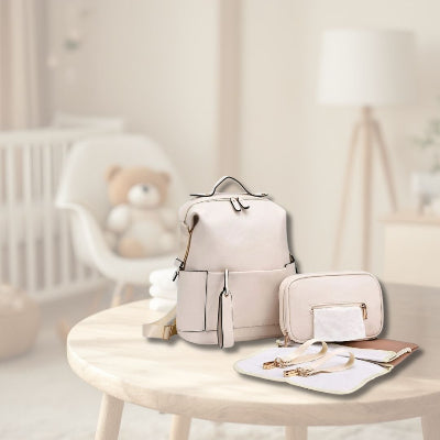 Sac à langer Ivoire Pureté placé dans une chambre de bébé, mettant en valeur son design épuré et ses fonctionnalités pratiques pour les parents.