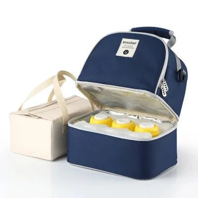 modèle bleu marine du sac isotherme Bebe avec compartiment isotherme contenant trois biberons et un sac intérieur