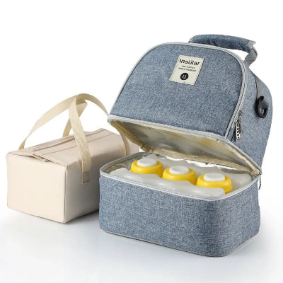 Sac isotherme Bebe denim avec système de conservation thermique des biberons et accessoires inclus, parfait pour les repas nomades de bébé.


