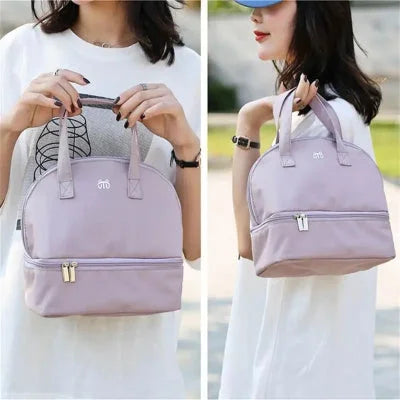 Sac isotherme bébé lavande présenté en situation, format compact avec double zip pratique et poignée renforcée.