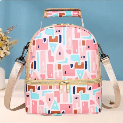 Sac isotherme Bebe imprimé géométrique coloré avec compartiment inférieur isolant, conçu pour transporter biberons ou goûters en toute sécurité