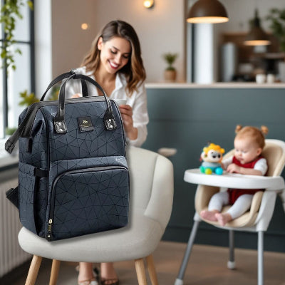 Sac à dos à langer Bleu Profond dans une cuisine lumineuse, parfaitement adapté aux besoins des parents actifs grâce à sa conception pratique et élégante.