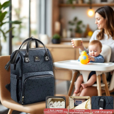 Sac à dos à langer Bleu Profond sur une chaise de cuisine moderne, mettant en avant ses poches multifonctions et son port USB, avec une maman et son bébé en arrière-plan.