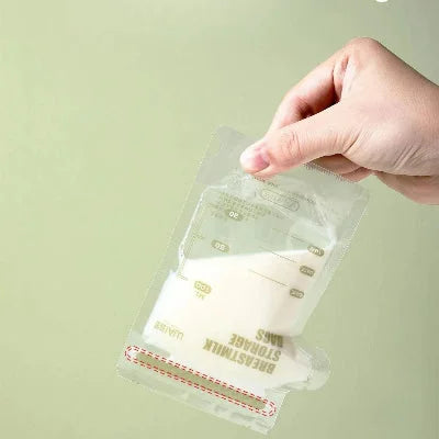 Zoom sur un sachet conservation lait maternel fermé avec double zip pour garantir l’étanchéité et éviter les fuites pendant le stockage.