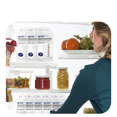Sachets conservation lait maternel positionnés horizontalement dans un frigo, idéal pour maximiser l’espace de stockage à la maison.