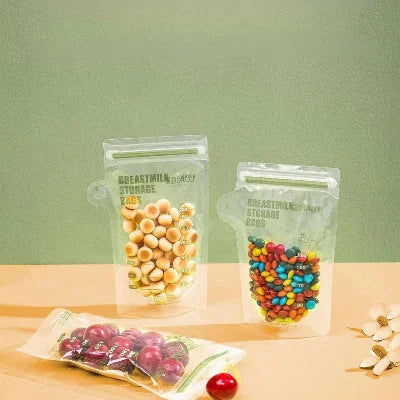 Sachets conservation lait maternel utilisés pour stocker des fruits et confiseries, illustrant leur multifonctionnalité au quotidien.