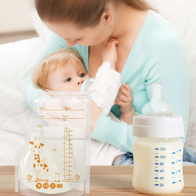 Maman nourrissant bébé au biberon avec sachet conservation lait maternel motif girafe, idéal pour l’usage domestique quotidien