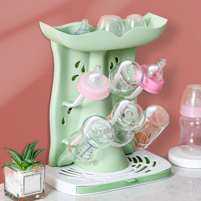Vue éclatée du sèche biberon démonté sur fond de cuisine, montrant sa facilité d’assemblage sans outil, idéale pour parents pressés ou en déplacement.