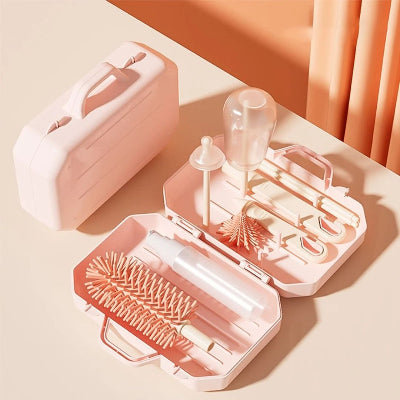  Présentation du sèche biberon DryMimi™ ouvert, avec accessoires rangés dans les compartiments : hygiène, praticité et compacité assurées.