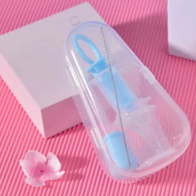 Seringue d'alimentation orale avec tétine bleue, logée dans un boîtier transparent, accompagnée d'un pinceau de nettoyage.