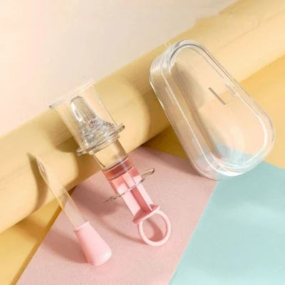 Seringue d'alimentation orale rose et jaune avec embout souple, dans un boîtier transparent pour un rangement pratique et sécurisé.