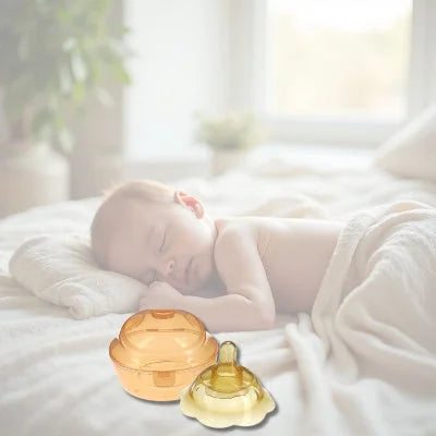 Bout de seins Tendréa™ en silicone posé à côté d’un bébé endormi paisiblement, illustrant le confort retrouvé après une tétée sans douleur.
