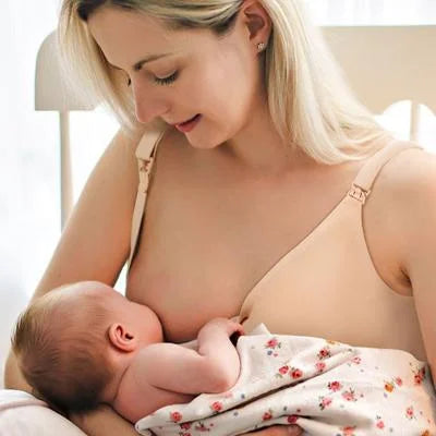 Maman nourrissant son bébé avec un soutien gorge d'allaitement doux et pratique.