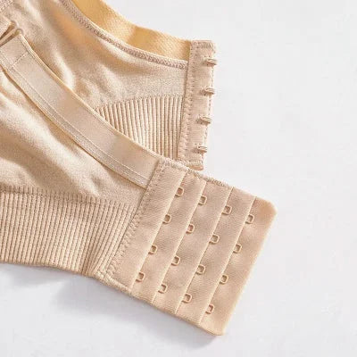 Fermeture dos à quatre rangs d’agrafes du soutien-gorge d’allaitement grande taille beige pour un ajustement parfait.