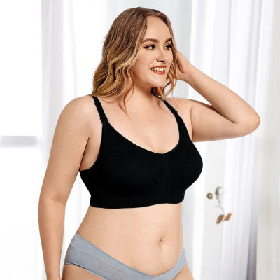 Femme souriante portant un soutien-gorge d’allaitement grande taille noir, confortable et discret pour mamans généreuses.