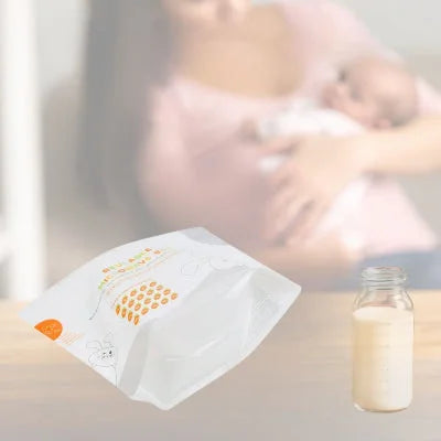 Stérilisateur biberon en sac micro-ondes avec marquage d’utilisation, posé sur une table à côté d’une mère allaitant son bébé, illustrant une routine d’allaitement propre et pratique.

