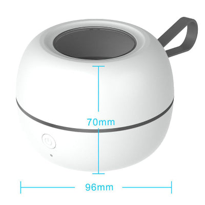 Vue technique du stérilisateur tétine montrant ses dimensions (96 mm x 70 mm) et son format ultra compact, pratique pour le transport dans un sac à langer ou une poche.