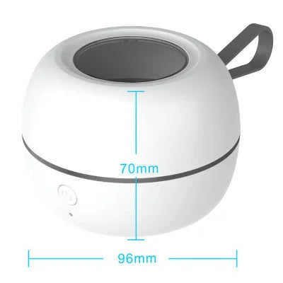 Vue technique du stérilisateur tétine montrant ses dimensions (96 mm x 70 mm) et son format ultra compact, pratique pour le transport dans un sac à langer ou une poche.