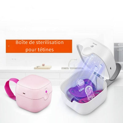 Boîte de stérilisation pour tétines LumiTétine ouverte et en fonctionnement dans une cuisine, avec lumière UV et tétines à l’intérieur.