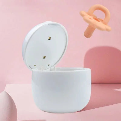Main d’un parent insérant une tétine dans le stérilisateur tétine TétinePure™ pour une désinfection rapide et sans produit chimique.