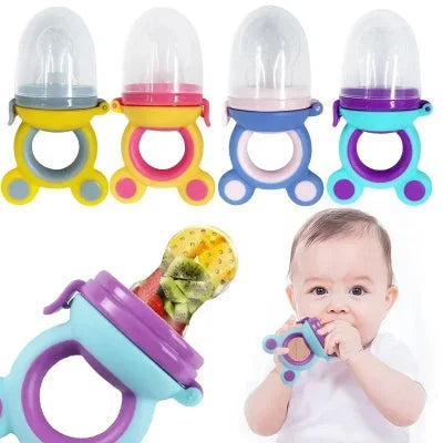Collection de sucettes fruit bébé avec différentes couleurs et un bébé en train de l’utiliser