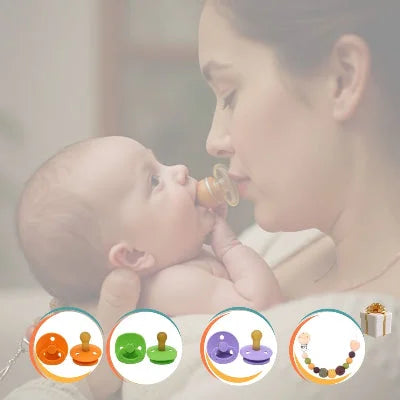 Maman portant son bébé avec sucette pour bébé terracotta, lot de tétines physiologiques en caoutchouc naturel avec attache bois anti-perte.
