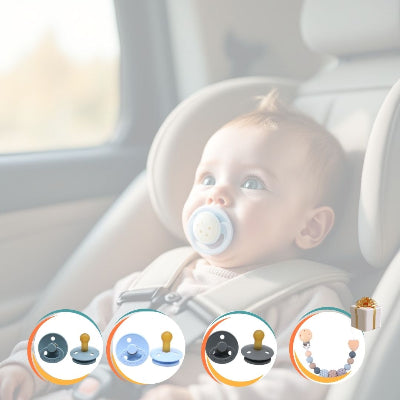 Bébé installé dans un siège auto avec une sucette pour nouveau-né en caoutchouc naturel bleu ciel, lot MiniMiam™ 0–6 mois avec attache tétine pratique pour éviter les chutes.