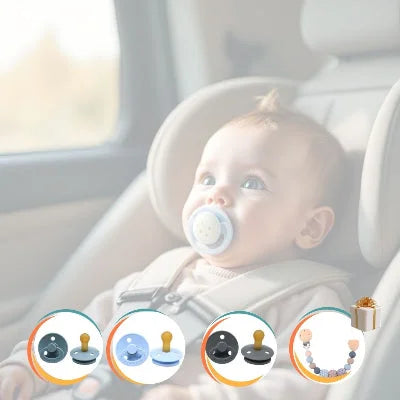 Bébé installé dans un siège auto avec une sucette pour nouveau-né en caoutchouc naturel bleu ciel, lot MiniMiam™ 0–6 mois avec attache tétine pratique pour éviter les chutes.