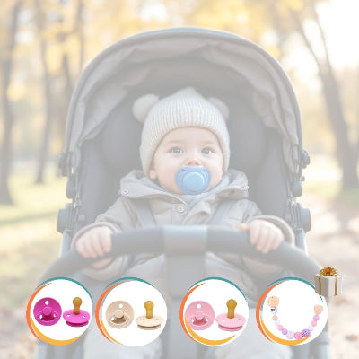 Bébé installé dans une poussette tenant une sucette pour nourrisson bleue en caoutchouc naturel, accompagnée d’un lot de tétines colorées et d’une attache tétine pratique pour éviter les pertes.