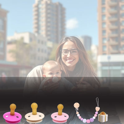 Maman souriante tenant son bébé en extérieur avec une sucette pour nourrisson beige, mise en avant avec un lot de 3 tétines colorées et une attache tétine silicone pour sorties sans stress.