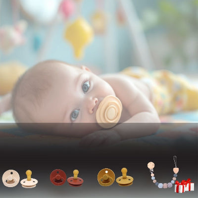 Bébé allongé et apaisé avec une tétine caoutchouc biberon couleur sable, coffret DouceSuccion™ de 3 tétines naturelles avec attache tétine en perles silicone et bois.