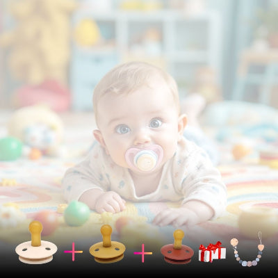 Bébé allongé sur un tapis de jeu avec une tétine caoutchouc biberon, présentation du pack de 3 coloris tendance sable, moutarde et terracotta avec attache tétine cadeau.