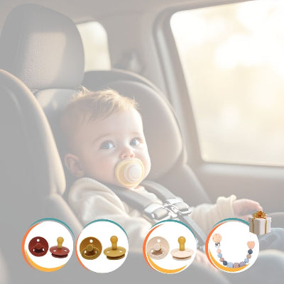 Bébé installé dans un siège auto avec une tétine caoutchouc biberon couleur sable, pack de 3 avec attache tétine incluse pour garder la sucette propre et accessible en sortie.