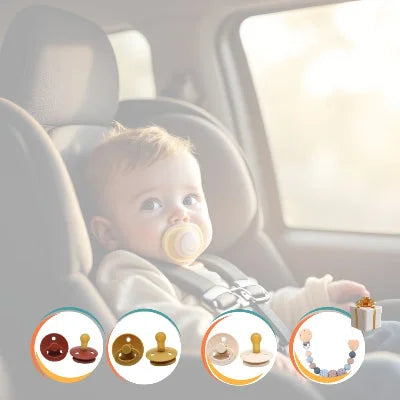 Bébé installé dans un siège auto avec une tétine caoutchouc biberon couleur sable, pack de 3 avec attache tétine incluse pour garder la sucette propre et accessible en sortie.