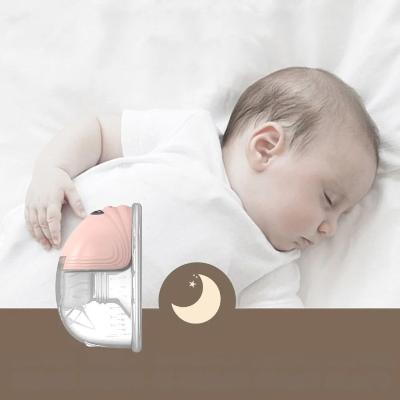 Le tire-lait PumpEase™ à côté d'un bébé endormi, mettant en valeur son design silencieux pour un tirage nocturne en toute tranquillité.