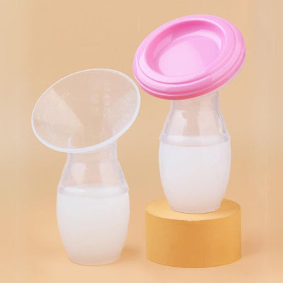 Tire-lait manuel avec couvercle rose pour un allaitement pratique et sans effort.