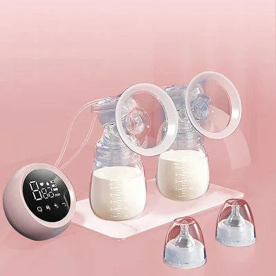 Tire lait électrique ÉveilLait™ en fonctionnement, double extraction avec affichage LED tactile et deux biberons remplis de lait maternel, idéal pour une utilisation confortable à la maison ou en déplacement.

