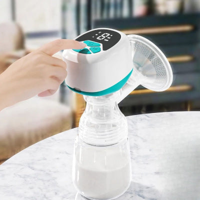 Tire lait électrique déposé sur une table démontre la facilité d'utilisation des différents modes de succion. 